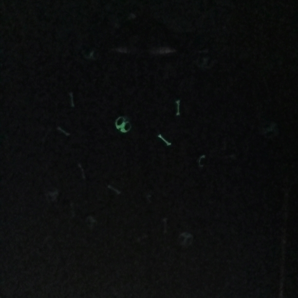 Koi Tokidoki (L) scrub top glow in the dark skull and crossbone hearts - Picture 4 of 4